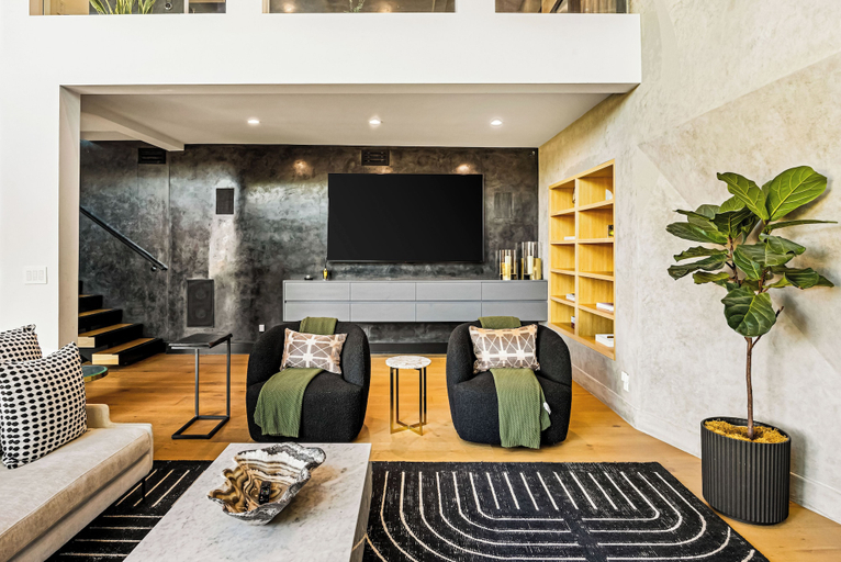 Others 5, Caverna Estate, Los Angeles