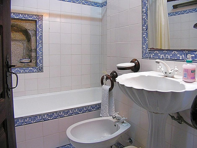 Bathroom 3, Quinta do Paco d'Anha, Viana do Castelo