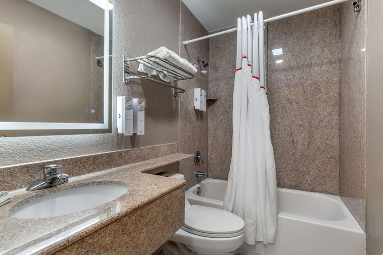 Bathroom 4, Red Roof Inn Suffolk, Suffolk