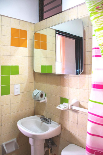 Bathroom 5, Hotel Flamingos, Guadalajara