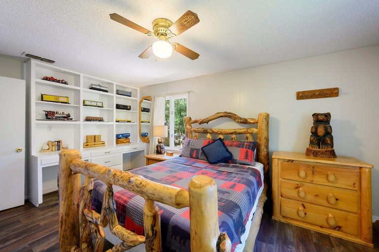 Room 5, Hilltop Lodge - For 27 Guests!, McCurtain