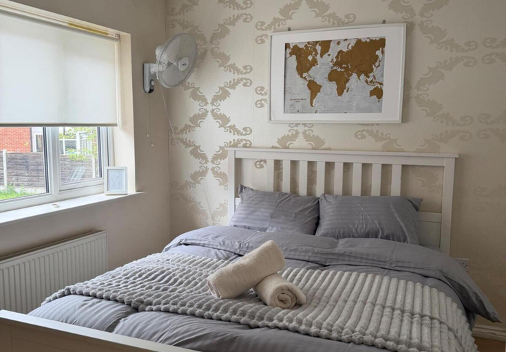 Room 3, North Manchester 2-bed Apt, Sleeps 4 With Parking, Manchester