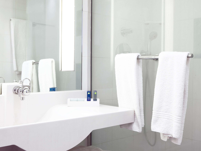 Bathroom 5, Novotel Limoges Le Lac, Haute-Vienne