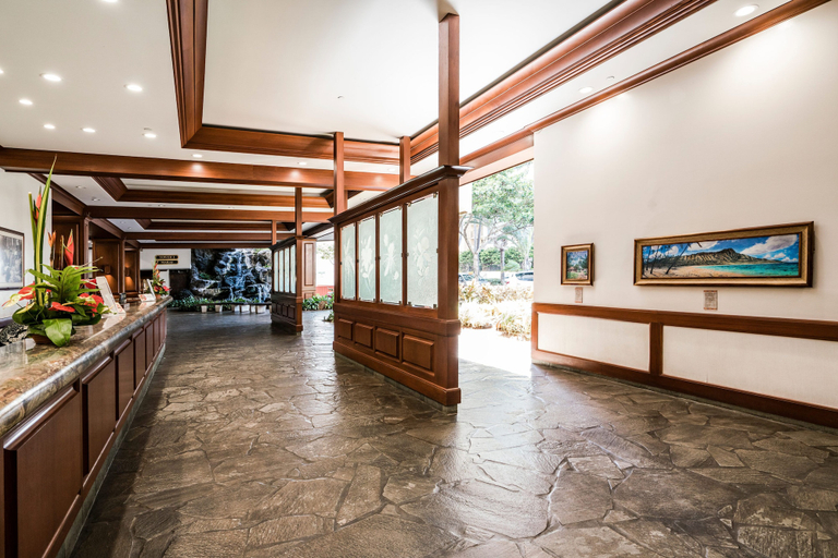 Exterior 3, Golf Course-mountain Views Condo at Waikiki Banyan Short Stroll to the Beach, Honolulu