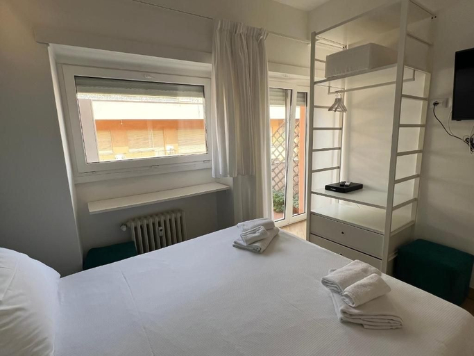 Bedroom 2, Affreschi Al Vaticano, Rome