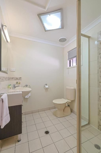 Bathroom 4, Emerald Central Palms Motel, Emerald