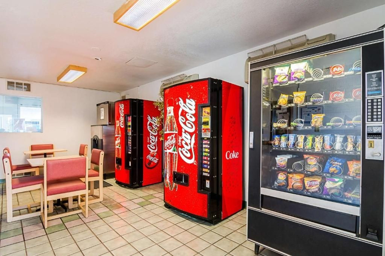 Food & Drinks 5, Motel 6 Mitchell I-90, SD, Davison
