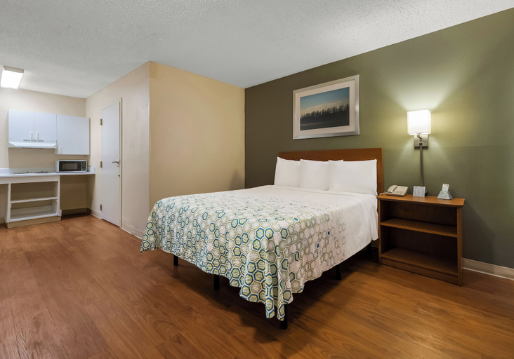 Bedroom 3, HomeTowne Studios by Red Roof Orlando - UCF Area, Orange
