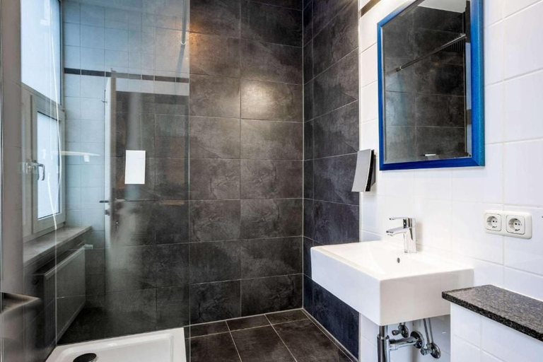 Bathroom 2, Hotel Ocean Pearl, Frankfurt am Main