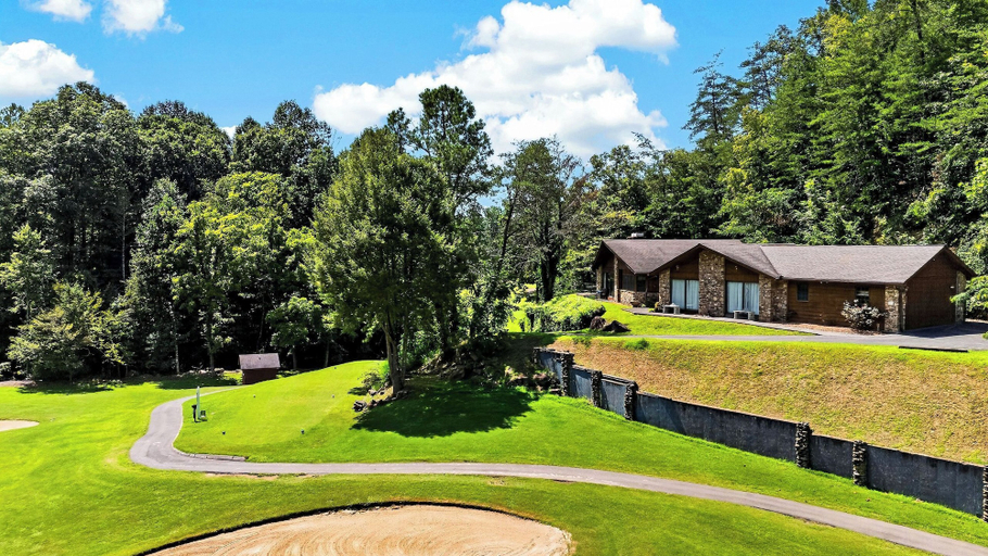 Interior 2, Creek & Green by Avantstay Creekside Hot Tub + Pool Table Golf Course Views, Sevier