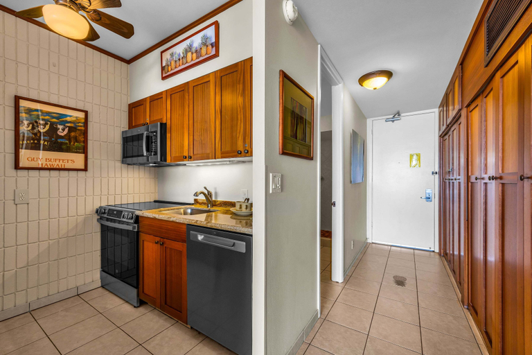 Interior 5, Summer Sale! Direct Oceanfront Studio With Lanai & Sunset Views -lahaina Shores 631, Maui