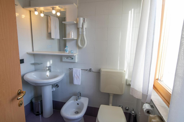 Bathroom 4, Vittoria, Sondrio