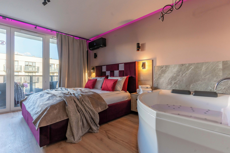 Room 3, Portovo Private Jacuzzi & AC Suite, Gdańsk City