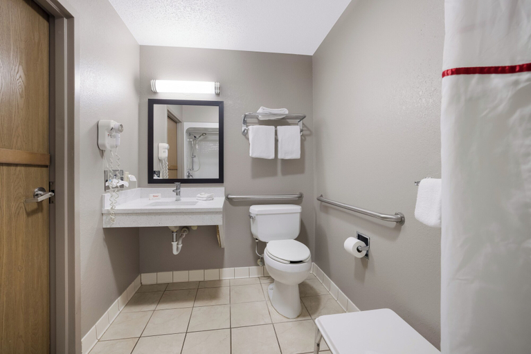 Bathroom 4, Red Roof Inn Weedsport, Cayuga
