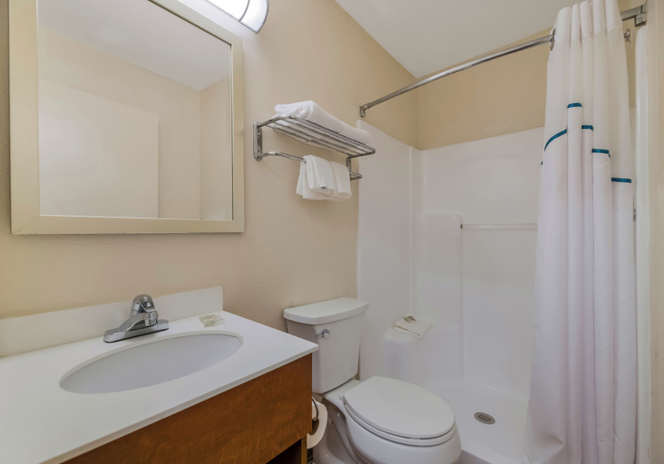 Bathroom 4, HomeTowne Studios by Red Roof Orlando - UCF Area, Orange