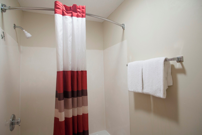 Bathroom 4, Red Roof Inn London I-75, Laurel