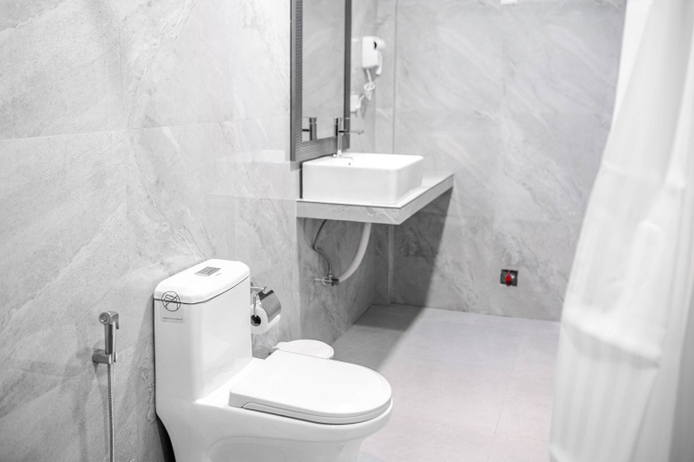 Bathroom 4, Aquatic Mathiveri, North Ari Atoll