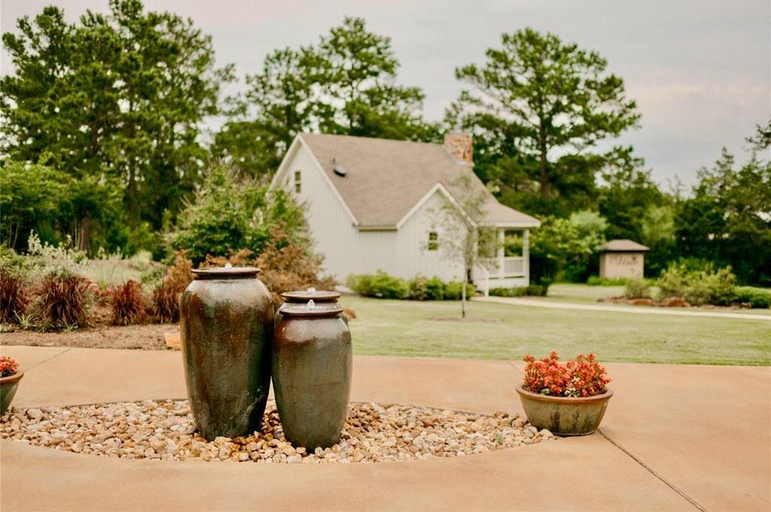 Property grounds, The Vine, Austin