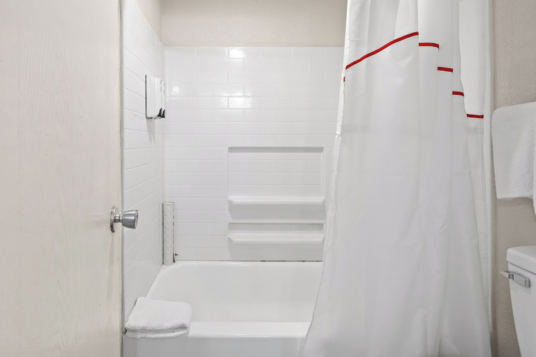 Bathroom 5, Red Roof Inn Tucson – Vail, Pima