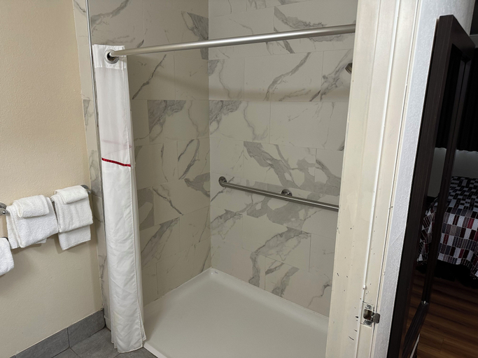 Bathroom 5, Red Roof Inn Austin - Round Rock, Williamson