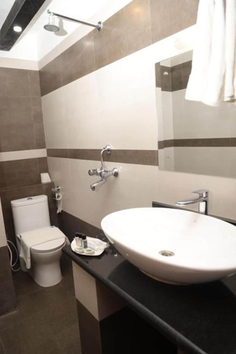 Bathroom 4, Royal Tiger Luxury Resort, Narayani