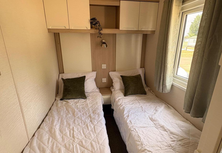 Room 4, Mallard Brook Caravan -sleeps 8- Billing Aquadrome, Northamptonshire