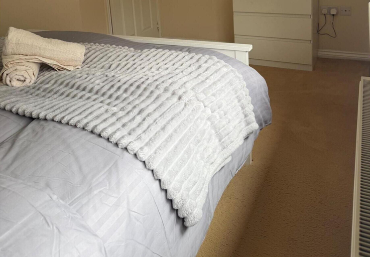 Room 2, North Manchester 2-bed Apt, Sleeps 4 With Parking, Manchester