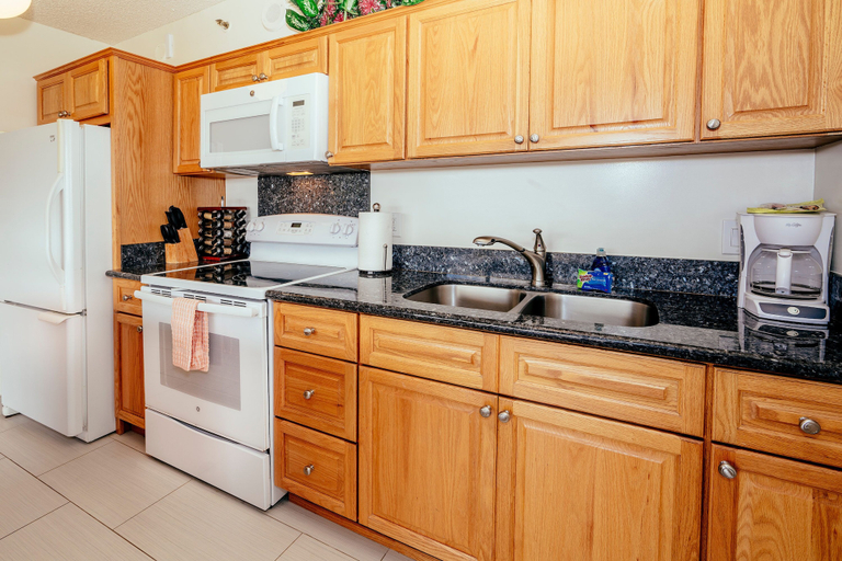 Exterior 4, Golf Course-mountain Views Condo at Waikiki Banyan Short Stroll to the Beach, Honolulu