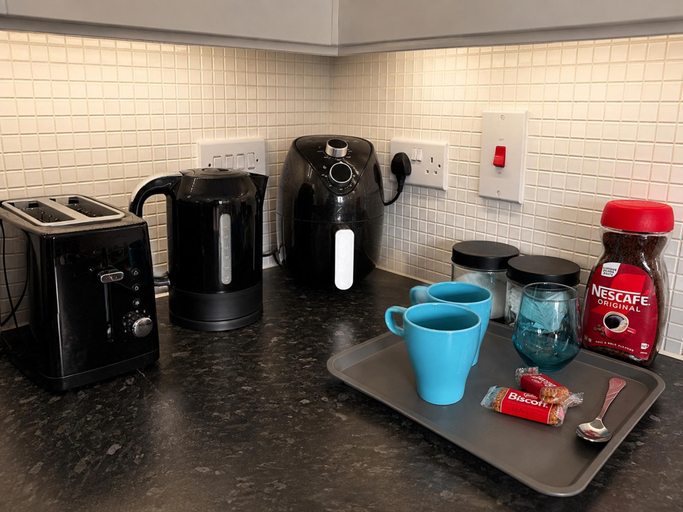 Coffee and/or coffee maker, North Manchester 2-bed Apt, Sleeps 4 With Parking, Manchester