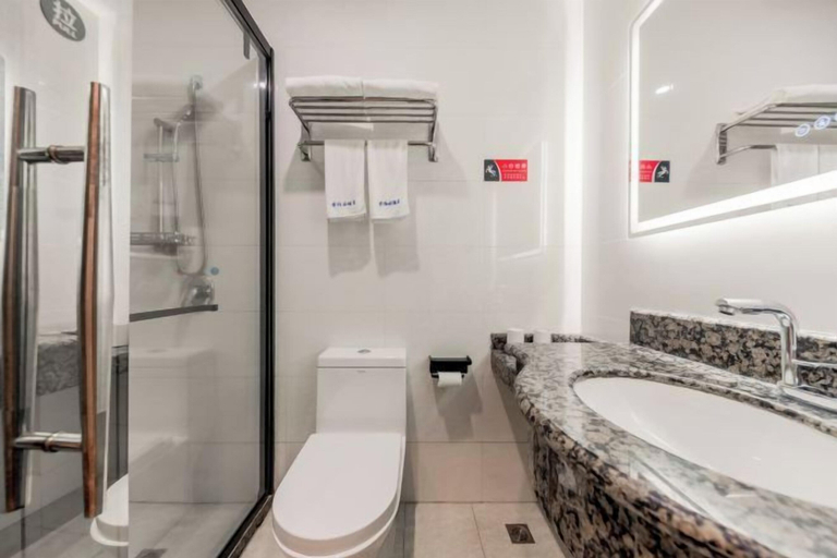Bathroom 3, Ribera Cloud Hotel (Shanghai Jinshan Petrochemical Branch), Shanghai