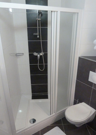 Bathroom 4, Hotel Akena la Ferte Bernard, Sarthe