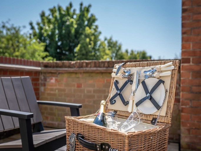 Balcony 5, Nice Apartment With Lush Rooftop Terrace, Norfolk