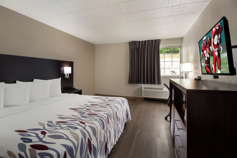Bedroom 3, Red Roof Inn New Stanton, Westmoreland