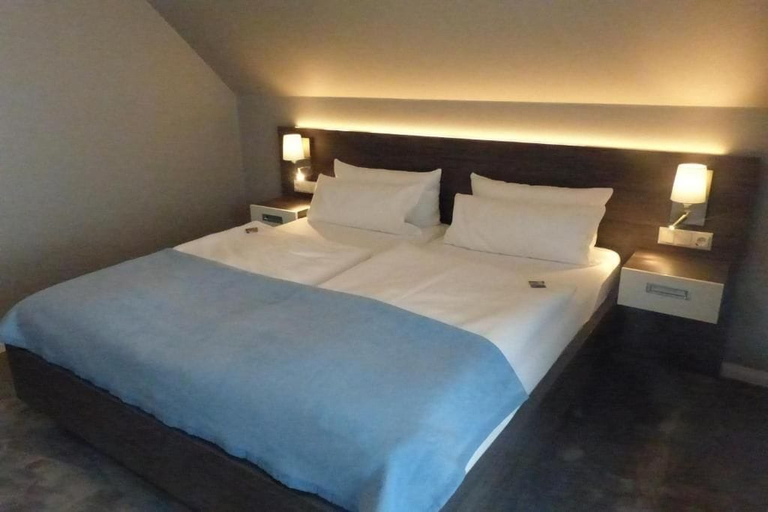 Bedroom 5, Strand Hotel Dangast, Friesland