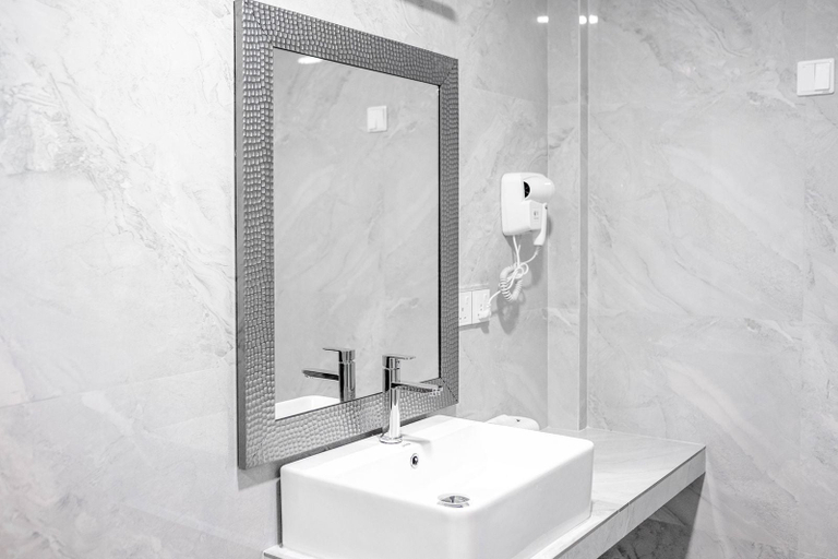 Bathroom 3, Aquatic Mathiveri, North Ari Atoll