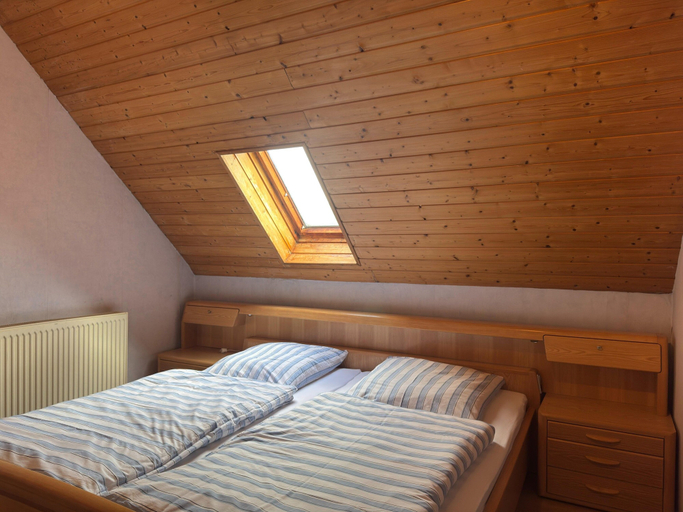 Bedroom 2, Ferienwohnung mit Garten auf dem Bauernhof, Kassel