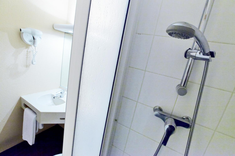 Bathroom, Hotel Kyriad Beauvais Sud, Oise