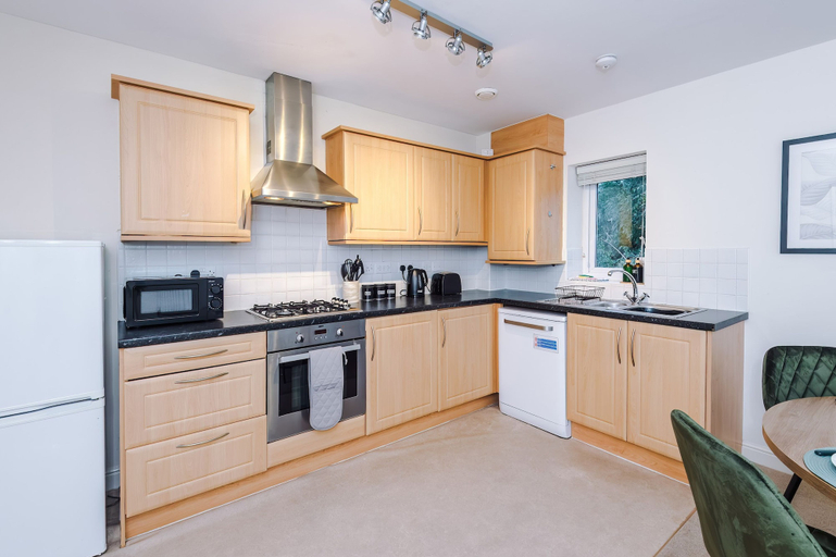 Room 4, 2-bed Apartment in Manchester - Free Parking, Trafford