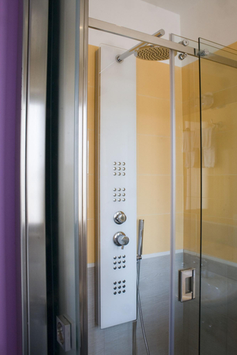 Bathroom 5, HOTEL BRIGANTI, Napoli