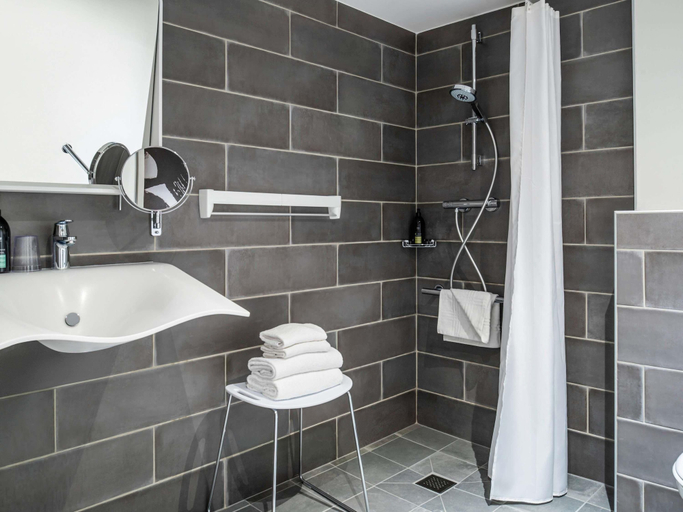 Bathroom 4, Aparthotel Adagio Paris Suresnes Longchamp, Hauts-de-Seine