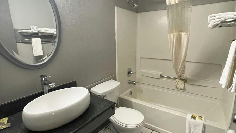 Bathroom 4, Hotel Fort Wayne North, Allen