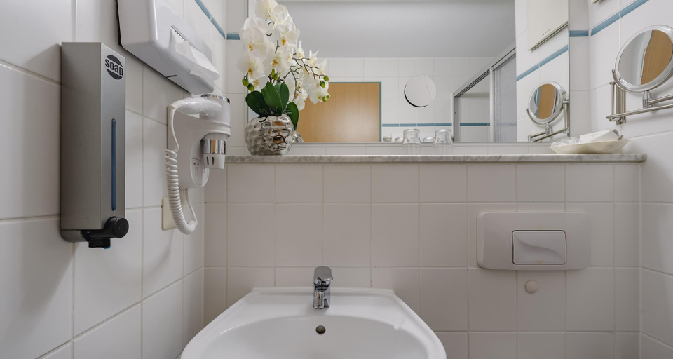 Bathroom 4, PLAZA INN Blankenburg Ditzingen, Sure Hotel Collection, Ludwigsburg