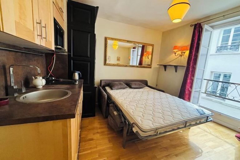 Room 4, Vintage studio 150m to Notre Dame, Paris
