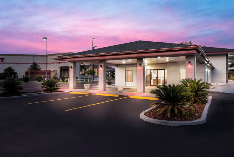 Exterior & Views 2, Red Roof Inn & Suites Thomasville, Thomas