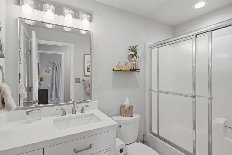 Bathroom 2, Executive Style Lakefront Porto Cima Retreat, Camden