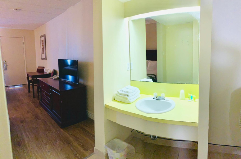Bathroom 4, Niagara's Best Inn, Niagara