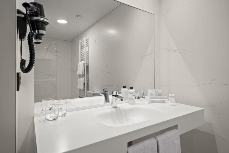 Bathroom 4, Hotel Zentral Ramiro I Oviedo, Asturias
