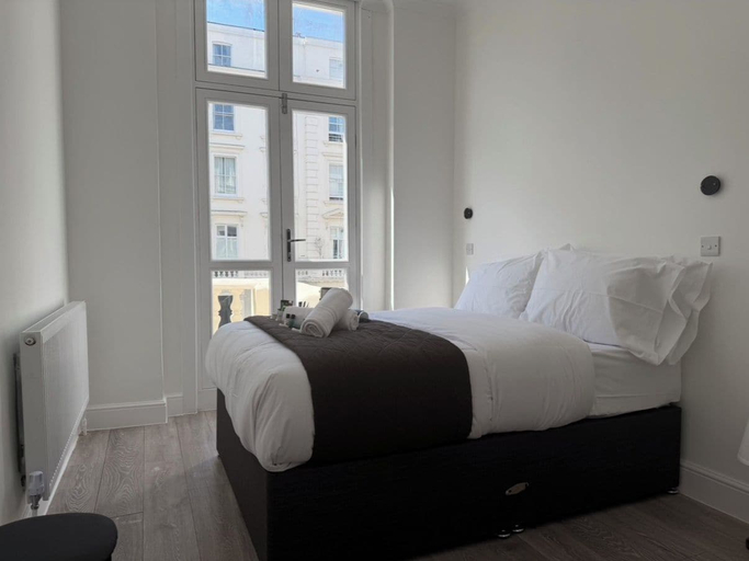 Room 5, Sapphire hotel Victoria, London