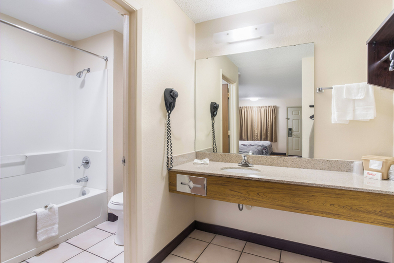 Bathroom 4, Red Roof Inn Albuquerque - Midtown, Bernalillo