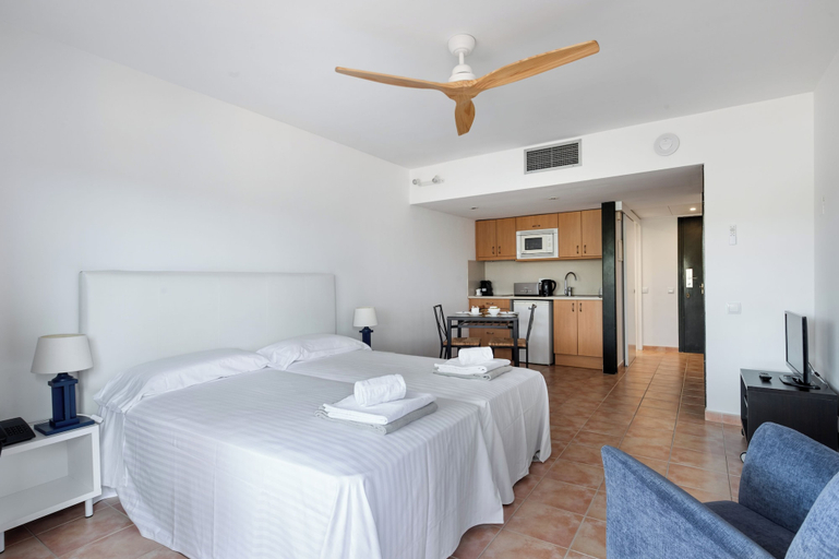 Bedroom 3, Apartamentos Beach & Golf Resort, Girona